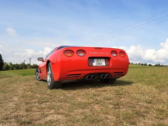 Pravým americkým sporťákem po Jeseníkách. Kultovní Corvette se během jízdy umí rozbít i opravit