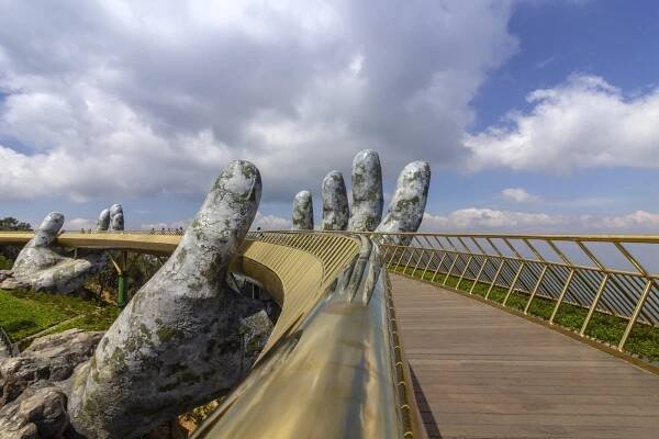 Da Nang, Vietnam – 31. října 2018 turistů v Golden Bridge známé jako rukou Boha, pěší stezky, zvedl dva obří ruce, otevřený v červenci 2018 v Ba Na kopci v Da Nangu, Vietnam. — Stock obrázek