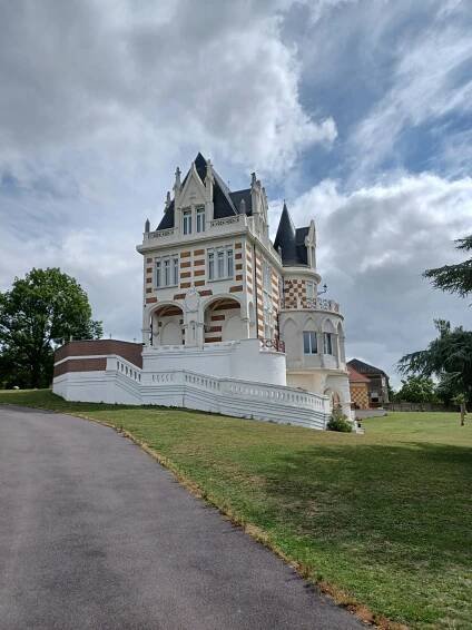 Au sud de Valenciennes, le chateau de Famars dans laa rue de Maing, racheté et rénové par une famille amoureuse du patrimoine eu début du XXIème siècle.