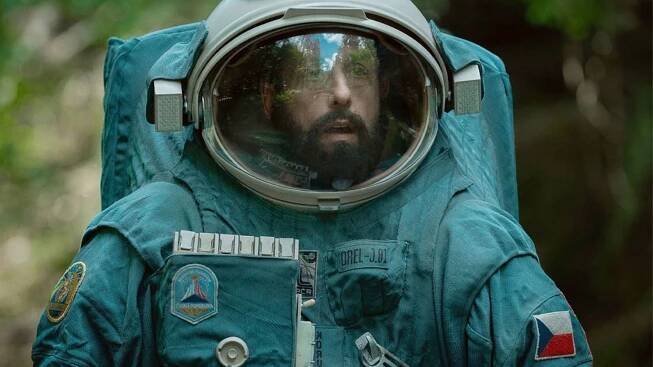 Jak se povedl Kosmonaut z Čech? Sandlerova sci-fi se dočkala prvních recenzí