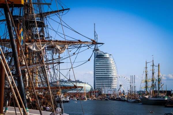 Blick in den mit Schiffen belegten Neuen Hafen bei den Maritimen Tagen in Bremerhaven
