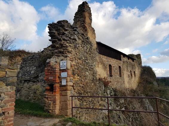 Tři hradní zříceniny, které drží nad vodou dobrovolníci