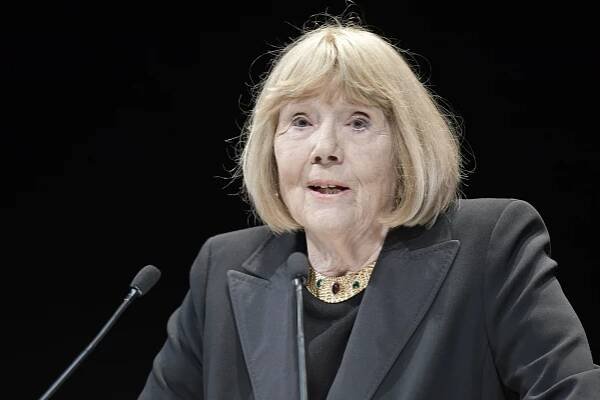 Herečka Diana Riggová zemřela ve věku 82... | iROZHLAS - spolehlivé zprávy