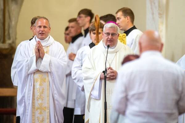 Společný dík za vše dobré. Lidé v Moravské se rok po tornádu sešli na farním dnu