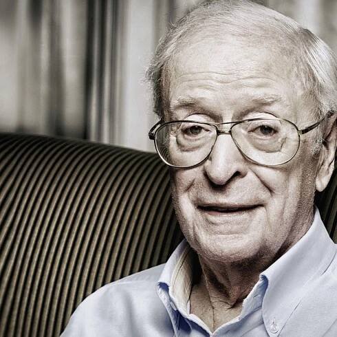 Chudoba, bombardování, nejhorší role i přátelství s Connerym. Michael Caine ve videu vzpomíná na život i kariéru