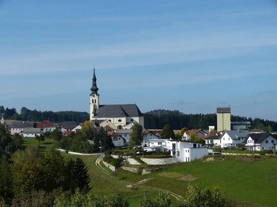 Soubor:Reichenthal Pfarrkirche - Ansicht von Schloss Waldenfels.jpg – Wikipedie