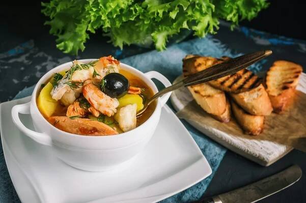 francouzská rybí polévka bouillabaisse s mořskými plody, filetem z lososa, krevetami, bohatou chutí, lahodnou večeří v bílém krásném talíři - dušená ryba - stock snímky, obrázky a fotky