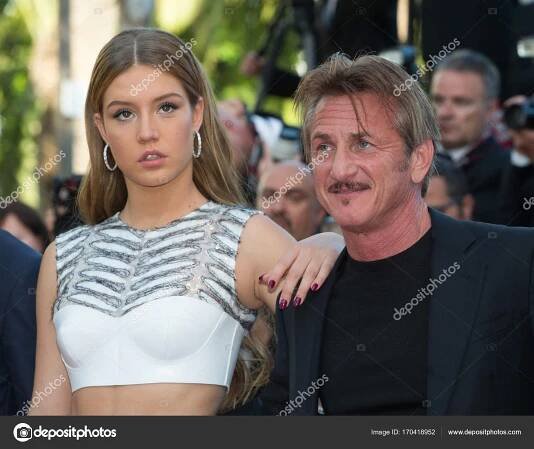 Stáhnout - : Cannes, Francie - 20 Adele Exarchopoulos, Sean Penn, Hopper Penn účastní premiéra "The poslední tvář". 69 roční filmovém festivalu v Cannes v Palais des Festivals 20. května 2016, Canne — Stock obrázek