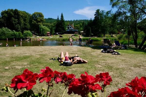Jako z Rozmarného léta. V 90. letech málem zanikla, dnes plovárnu u Prahy lidi milují