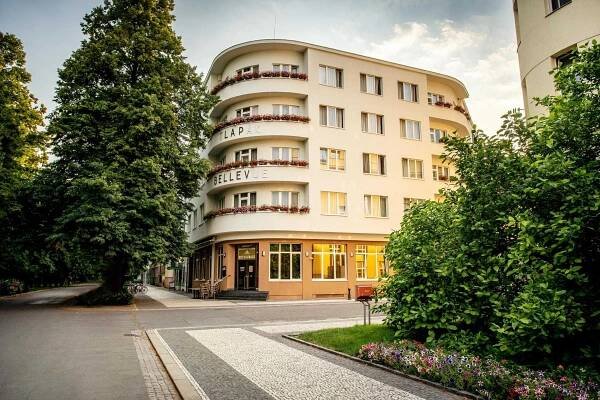 Hotel Bellevue Tlapák **** · Nejkrásnější hotel na kolonádě · 1 noc od 1 880 Kč · spokojenost 97,2 % · Lázně Poděbrady, a. s.