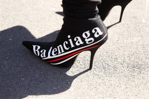 Pomyslnou hitparádu luxusu vyhrála Balenciaga. Kraluje módní branži
