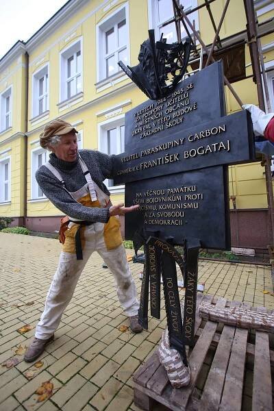 Ve škole se ukrýval výsadkář Bogataj. Připomínat ho bude bronzová deska