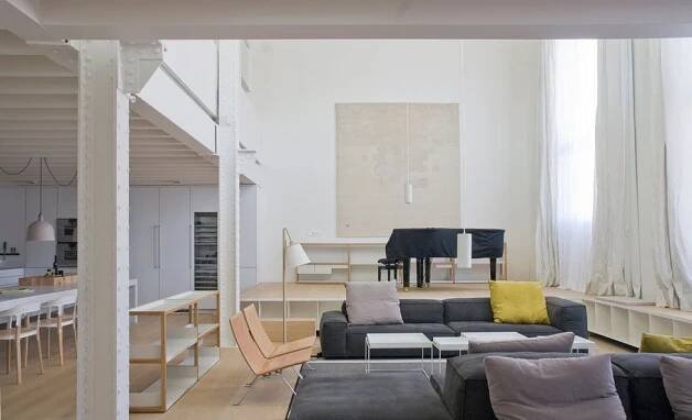Industriální loft v Barceloně je plný světla a lásky k hudbě