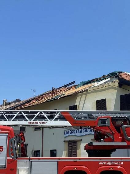 Po obřích kroupách další děs v Itálii: Milánem se prohnalo tornádo, trhalo střechy