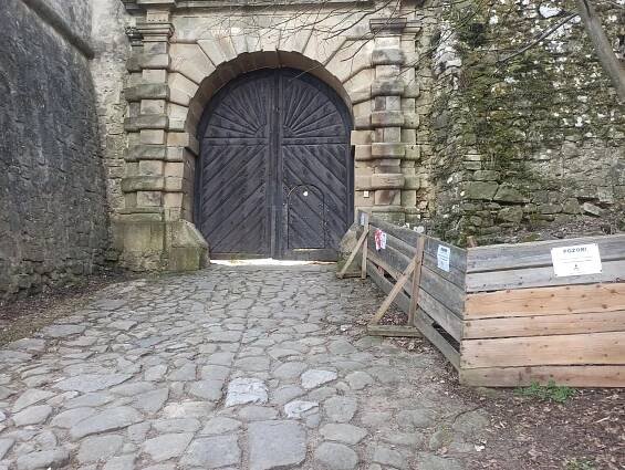 Hrad Buchlov: Tajemný a historický klenot na jihu Moravy - Putování Světem
