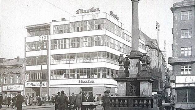 Severovýchodní strana dnešního Masarykova náměstí okolo roku 1930