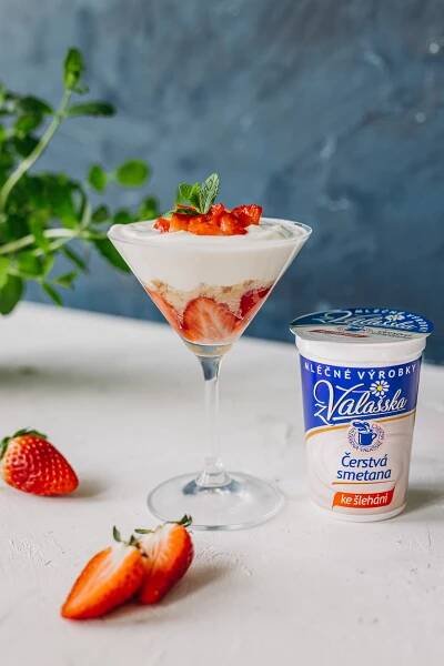 Jahodové Tiramisu se šlehačkou a kysanou smetanou