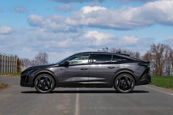 Nevíme, co to je, ale líbí se nám: Peugeot 408 je svérázný, ale krásný crossover. Cena vás však omráčí