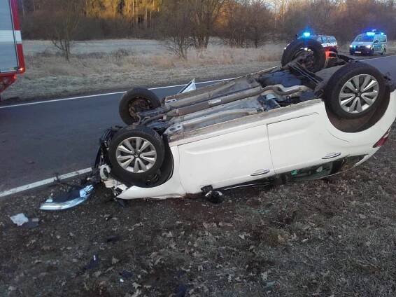 Auto vyjelo ze silnice a převrátilo se na střechu