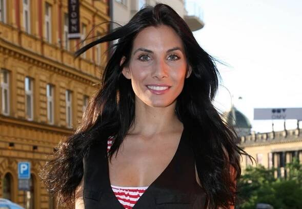 Eva Aichmajerová ulítává na džínách a spodním prádle