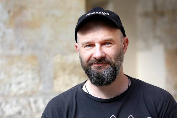 Portrét ruské kuchyně, ložnice i spíže. Dokument ukazuje rodiny rozvrácené vztahem k válce