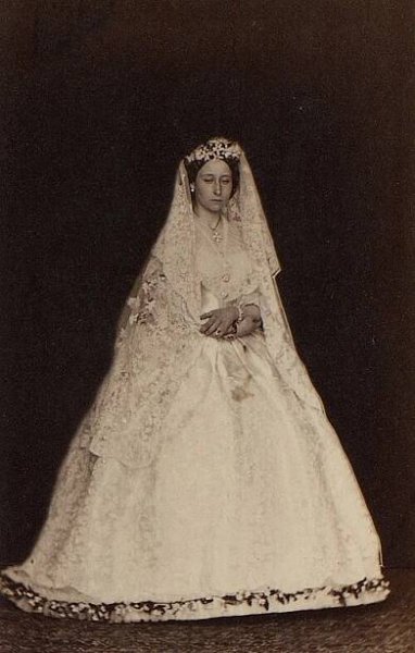 Soubor:Princess Alice in wedding attire (sepia, 1962).jpg – Wikipedie