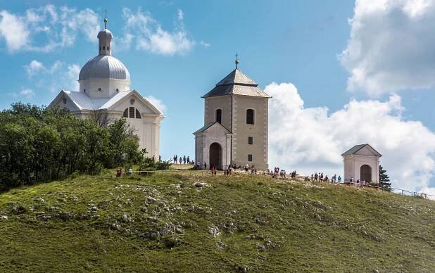 Svatý kopeček u Mikulova - kaple sv. Šebestiána, zvonice a zastavení křížové cesty