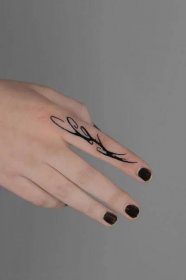 Význam tetování na prstu pro tetování abstraktního tvaru může být pro jedince osobní a subjektivní, nebo může představovat symboliku, která je pro něj významná. Abstraktní tvar může také být volen pro svou estetickou hodnotu nebo jako forma umění na těle.