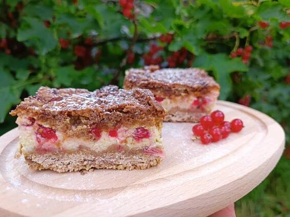 Koláč s mascarpone, rybízem a drobenkou