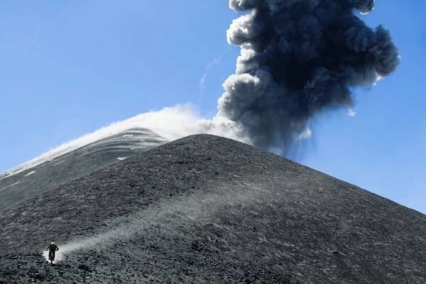 Dražba uměleckého díla z GASPIho sopečného prachu od Wernera Bronkhorsta | BikeAndRide.cz