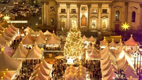 Pohled na oblíbené berlínské vánoční trhy z výšky
