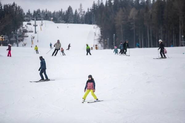 VIDEO: Ski areály na Bruntálsku přilákaly lyžaře z jižní Moravy i Vysočiny
