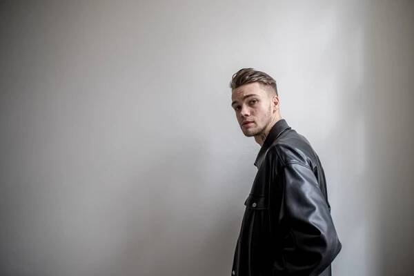 Zpěvák Mikolas Josef: Fanynky někdy reagují dost drsně, píší o sebevraždě