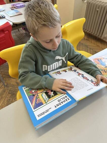 📚 Tento týden se první třída ponořila do kouzelného světa knih a čtení! 📖 V rámci tematického týdne se děti vypravily na