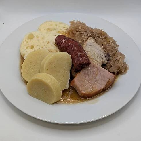 Táborská bašta (uzené maso,vepřová plec,klobása),zelí,variace knedlíků | Jídelna PPAS