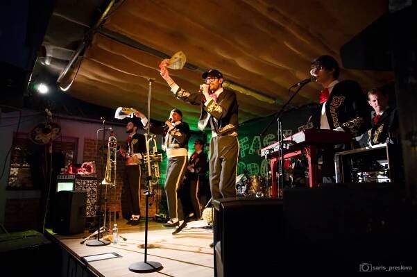 FOTOREPORT: Fast Food Orchestra přivezli do Plzně závan Mexika