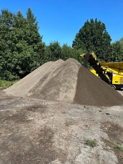 Dobrý den, Nabízíme k prodeji vytříděnou zeminu. Zemina je vrchní ornice. Možnost nakládky i dopravy. Frakce zeminy 0 - 2 mm - InzerceTrinec.cz