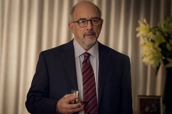 Dva světy - The Sincerest Form of Flattery - Z filmu - Richard Schiff