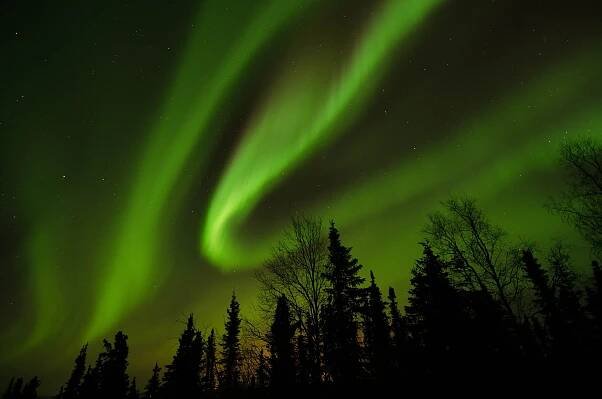 Soubor:The northern lights just north of Fairbanks, Alaska.jpg – Wikipedie