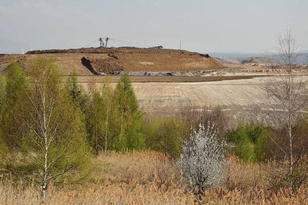 Soubor:Vrskmaň 2019-04-06 Lom Vršany - výsypka.jpg