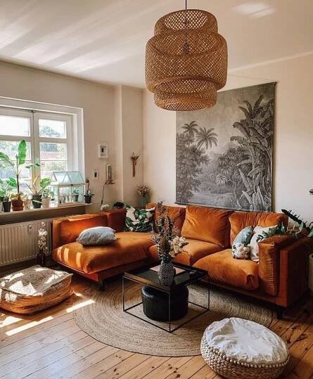 @jule.popule's space looks so comfy, sleek, and full of life.