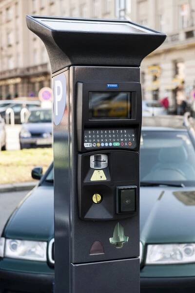 Konec starým automatům! Praha 3 přechází na nový systém placeného stání, řidiči mohou zaplatit i online