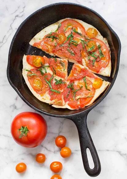 ▷ Pizzy Pita s mozzarellou a rajčaty