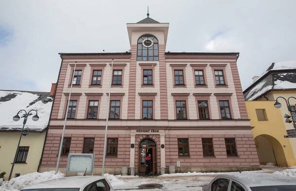 Lidé vzpomínají na Jiřího Bradyho, podepisují kondolenční knihu