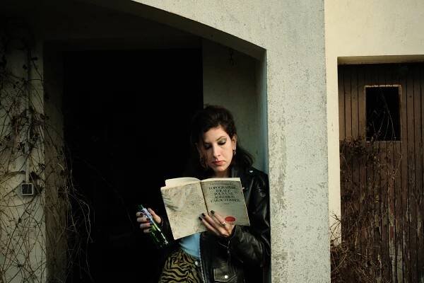 Philippe Sarfati-theater-photography-photographer-street-documentary-whatever-mathilde-georgeot-Margaux-Lopez-hangar-melancholy-punk-youth-reading-book-topographie-idéale-pour-une-agression-caractérisée