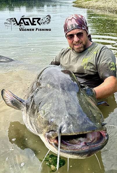 Vagner Fishing - Ein Tanz auf Biegen und Brechen begann, dank der vollparabolische Rutenaktion konnte wir den Riesen etwas später erschöpft aber sicher im seichten Wasser greifen.
