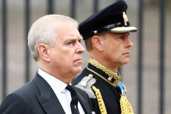 Princ Andrew je prý tak nerudný, že se ho bojí i ochranka: Pustili k němu podvodnici!