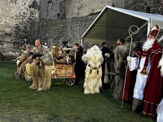 VIDEO: Krampusové obsadili hrad ve Švihově. Jejich show přilákala stovky lidí