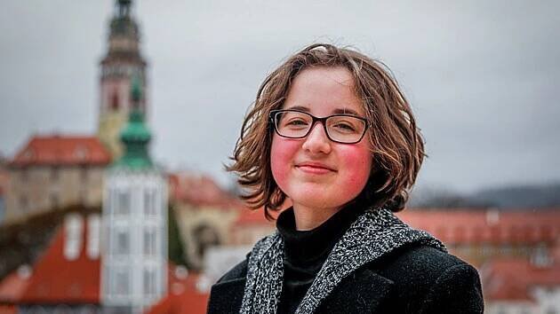 Studentka českokrumlovského gymnázia Kristýna Kedrová získala ocenění Dítě Česka díky hře v prostředí Minecraftu, která učí děti vyjmenovaná slova.