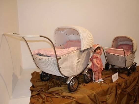 Muzeum láká na kočárek Mercedes a od půlky února i na hrobku s kostrou